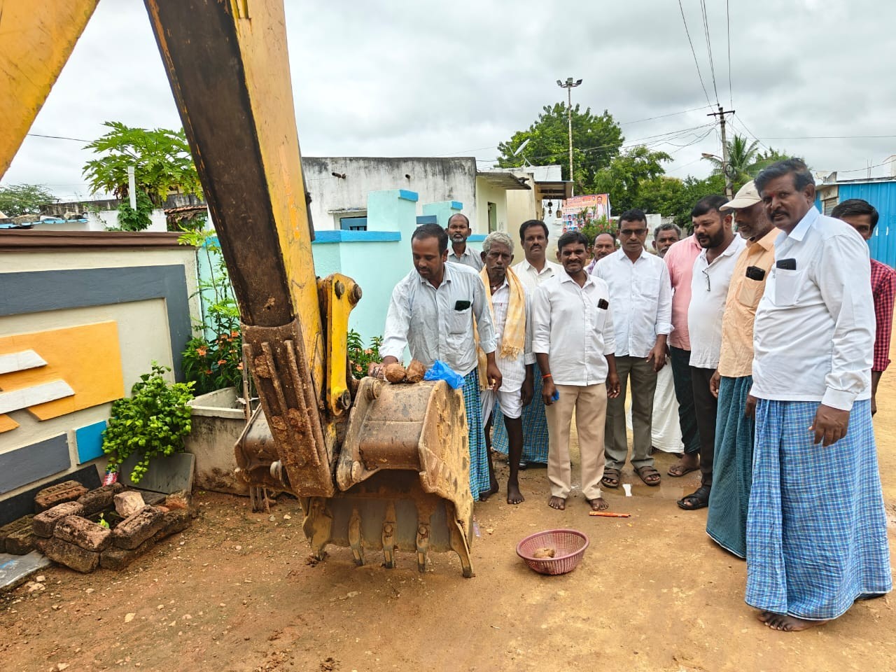 ఎమ్మెల్యే గ్రామంలో అభివృద్ధి పనులకు శంకుస్థాపన