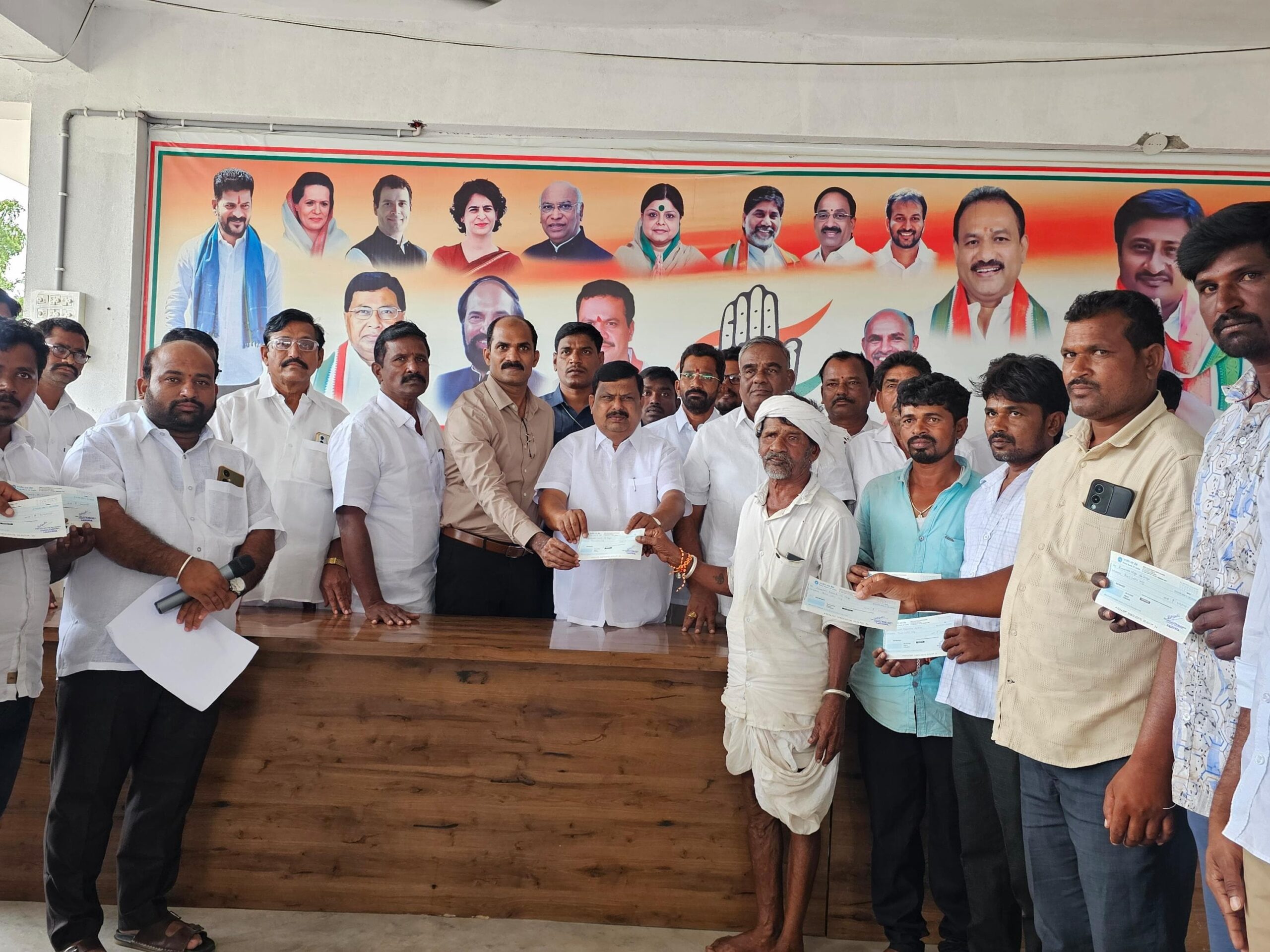 బాధిత కుటుంబాలకు చెక్కుల పంపిణీ