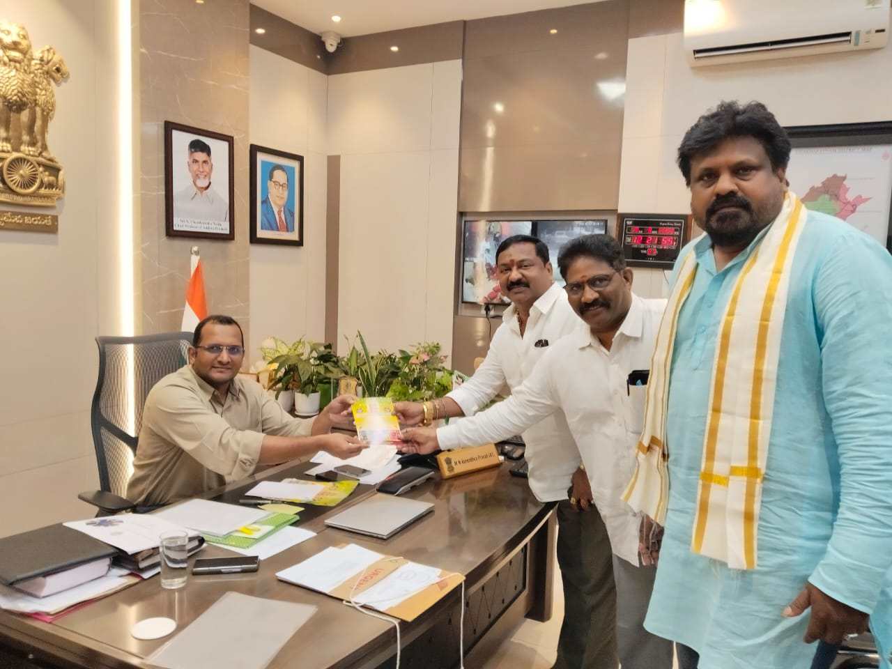 ద‌స‌రా ఉత్స‌వాల‌కు రావాల‌ని క‌లెక్టర్‌కు ఆహ్వానం
