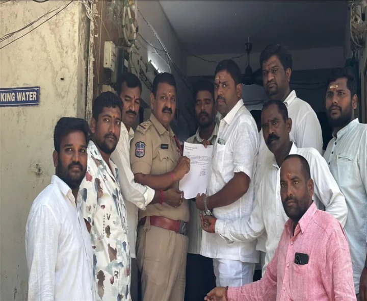 ఫ్లెక్సీని చించివేసిన గుర్తుతెలియని వ్యక్తులు