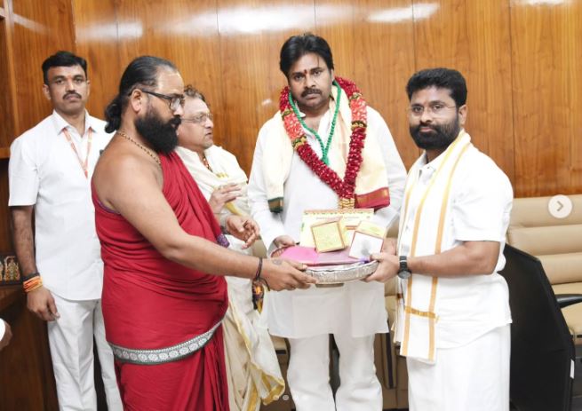 దుర్గమ్మ శరన్నవరాత్రి ఉత్సవాలు.. పవన్‌కు ఆహ్వానం