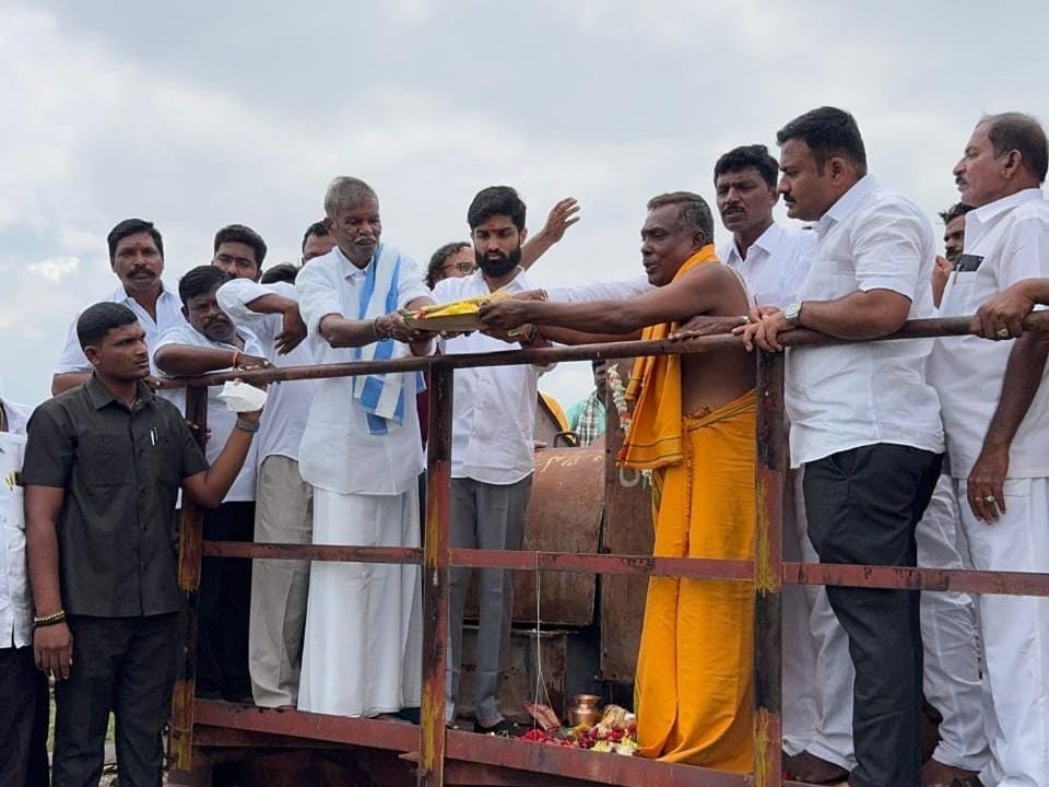డ్యామ్ నుంచి సాగునీరు విడుదల