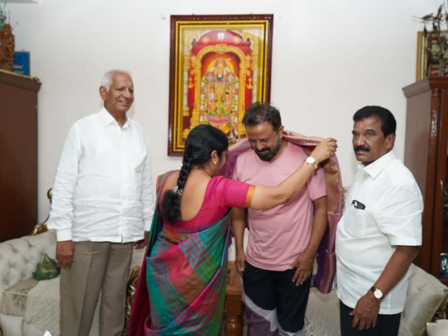మధు యాష్కీ గౌడ్‌ను కలిసిన మాజీ TPCC ప్రధాన కార్యదర్శి