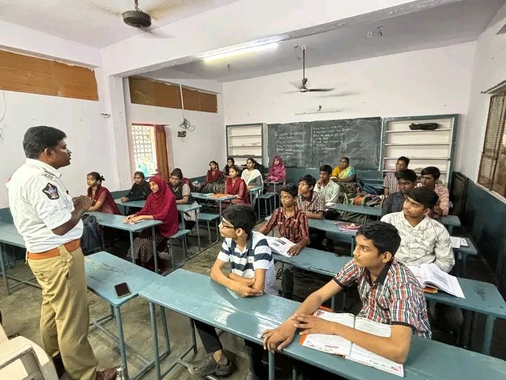 ‘గుడివాడలో విద్యార్థులకు అవగాహన కార్యక్రమం’