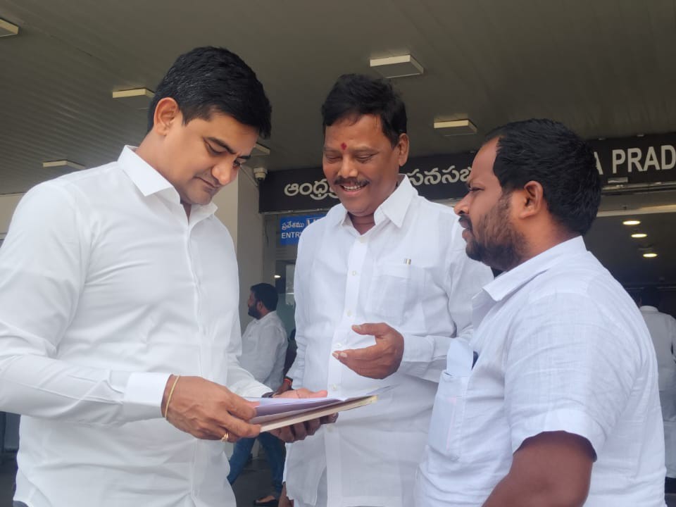 ‘స్థానిక యువతకు ఉద్యోగ అవకాశాలు కల్పించాలి’