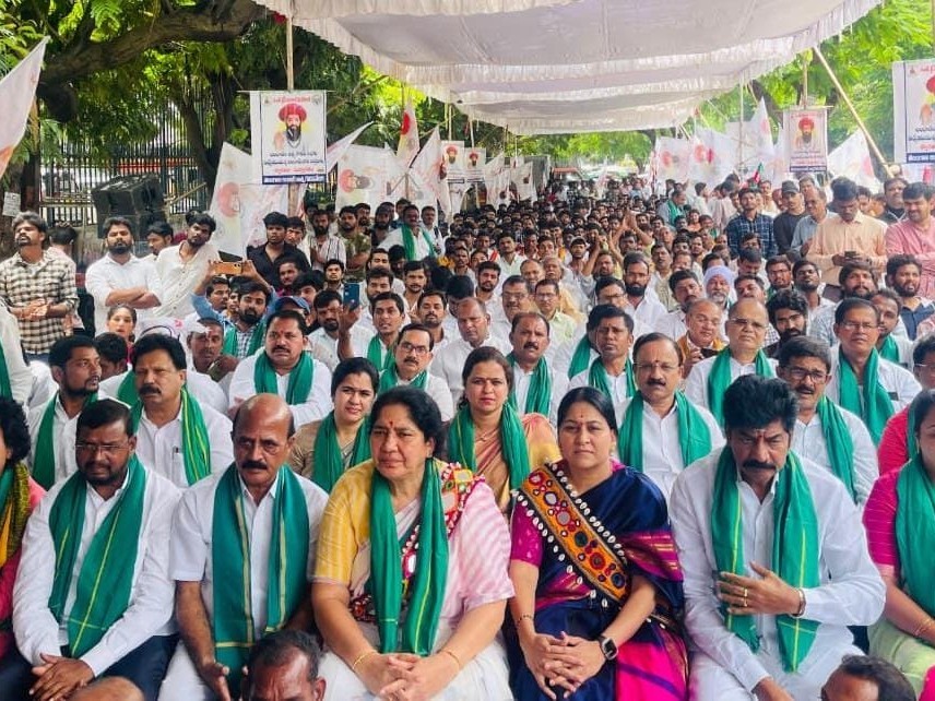 లంబాడీల ఆత్మగౌర సభలో పాల్గొన్న జిల్లా నేతలు