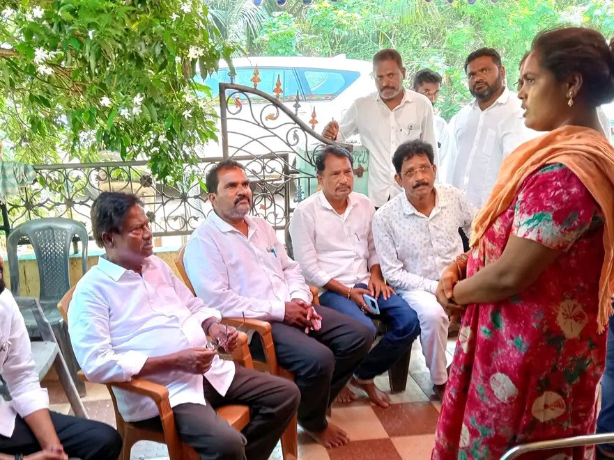 పలు కుటుంబాలను పరామర్శించిన మాజీ మంత్రి