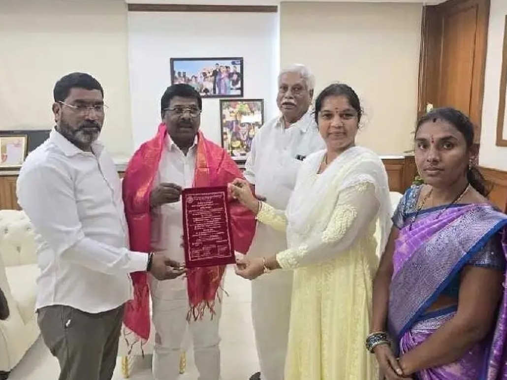 శరన్నవరాత్రుల ఉత్సవాలకు ఎమ్మెల్యేకు ఆహ్వానం