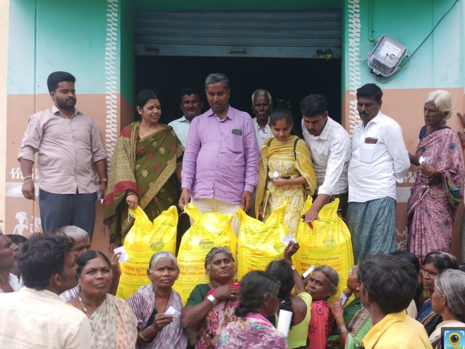 బ్రహ్మసముద్రంలో రైతులకు యూరియా పంపిణీ