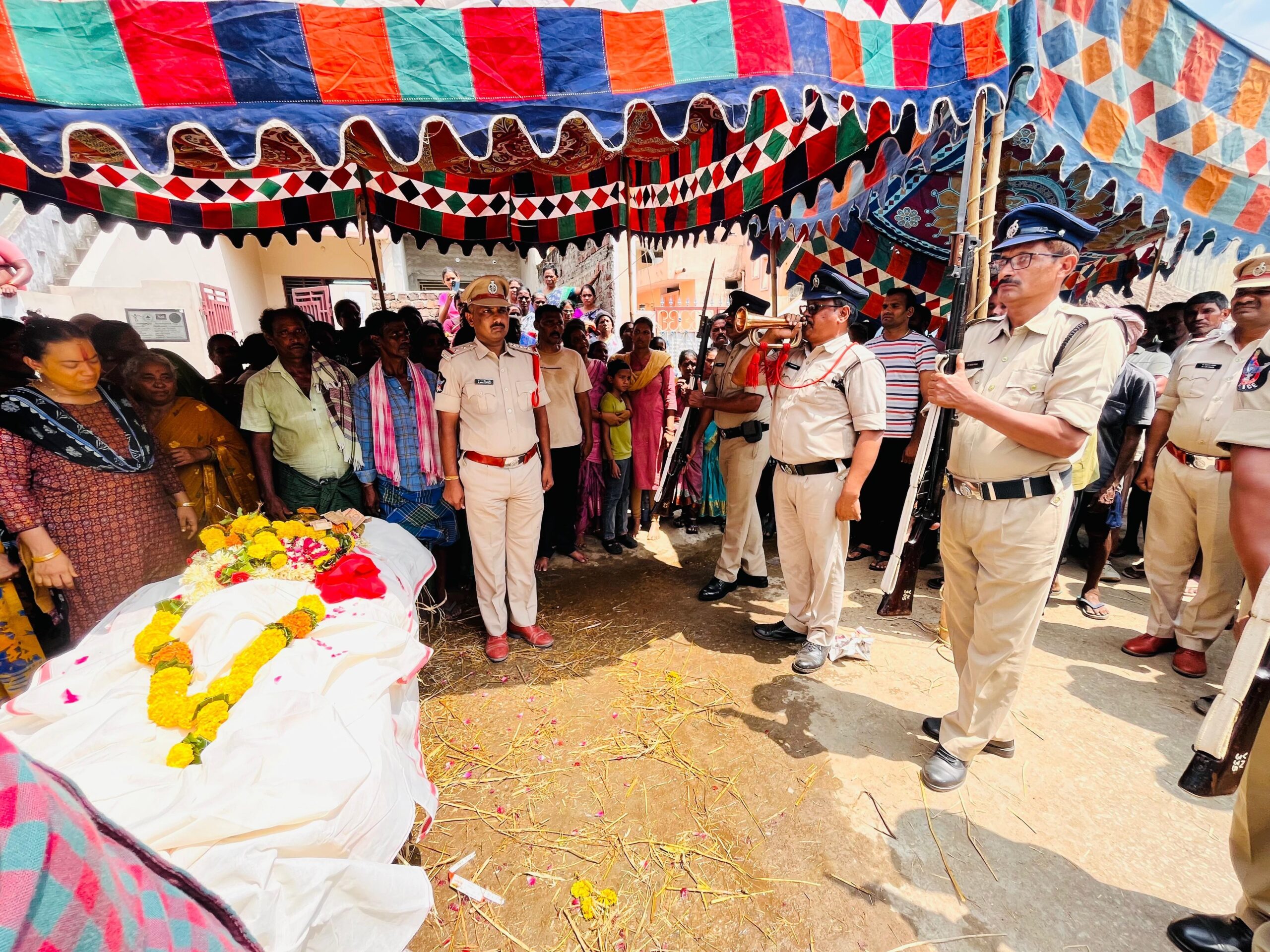 పోలీస్ లాంఛనాలతో అంతిమ వీడ్కోలు
