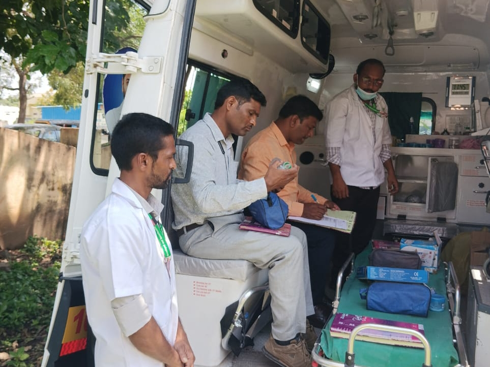 అంబులెన్స్‌ను తనిఖీ చేసిన అధికారి
