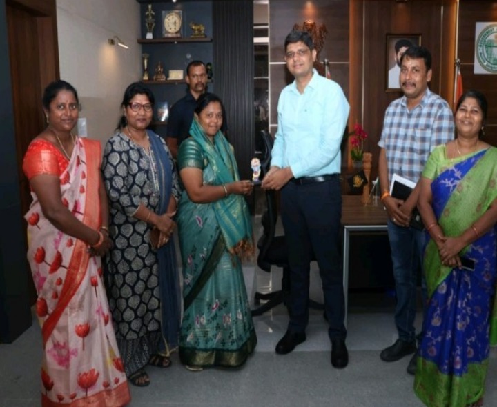 సమాఖ్య అధ్యక్షురాలకి కలెక్టర్ సత్కారం