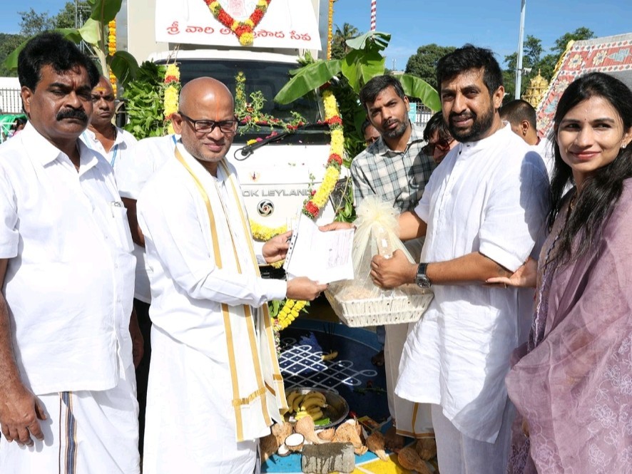 టీటీడీకి మొబైల్ ఫాస్ట్ ఫుడ్ వాహనం విరాళం