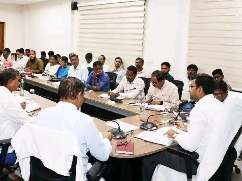 ఇందిరమ్మ ఇళ్ల నిర్మాణంపై కలెక్టర్ సమీక్ష