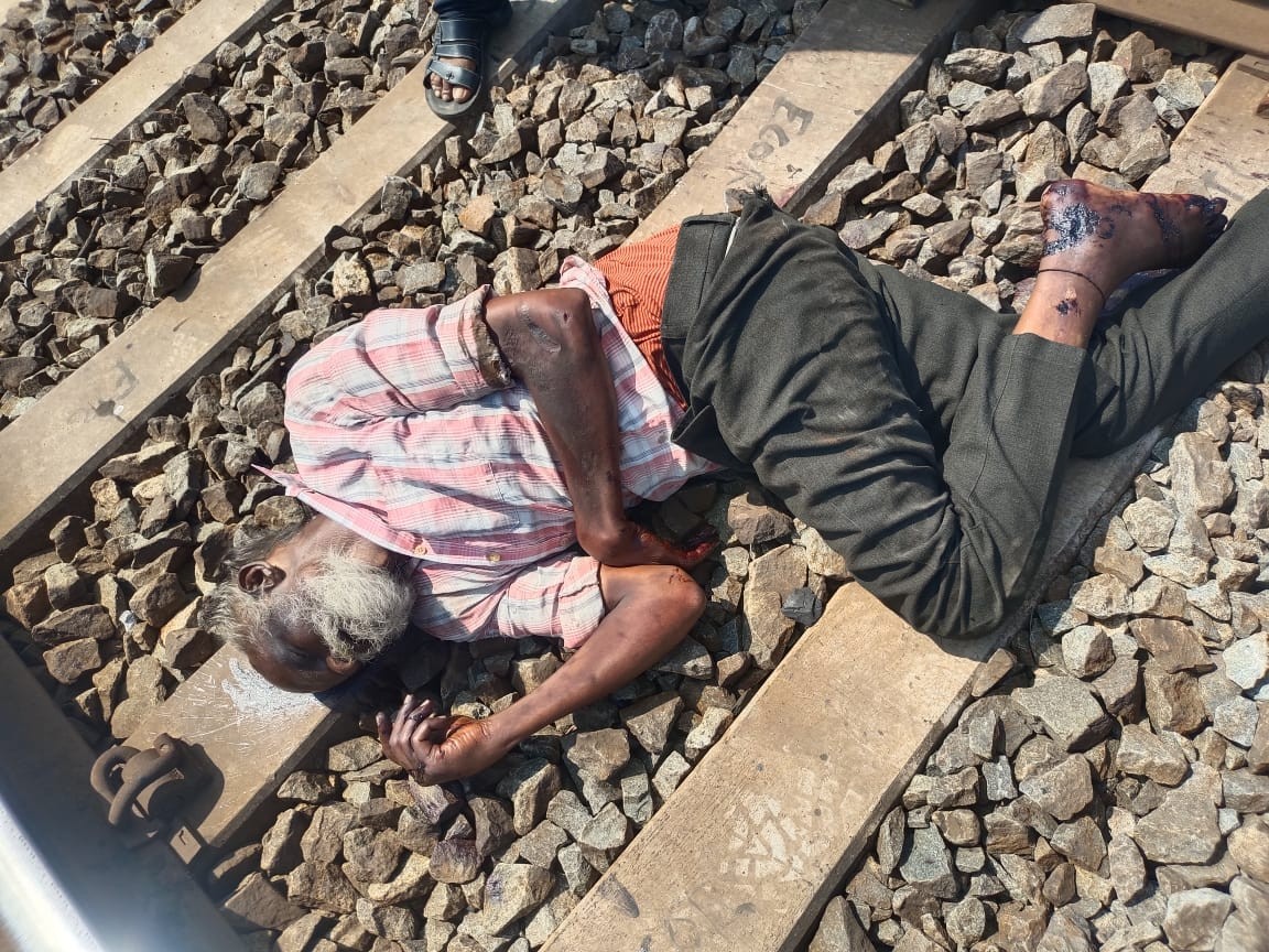 రైల్వే ట్రాక్ పై గుర్తుతెలియని మృతదేహం