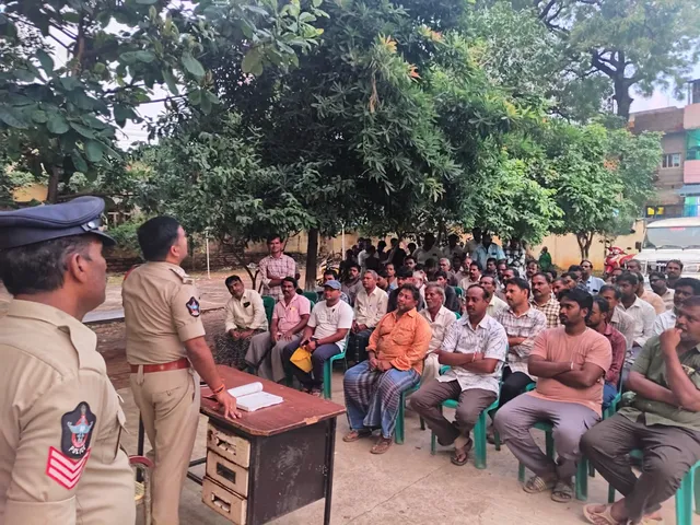 ‘ట్రాఫిక్ సమస్యకు దుకాణదారులు సహకరించాలి’