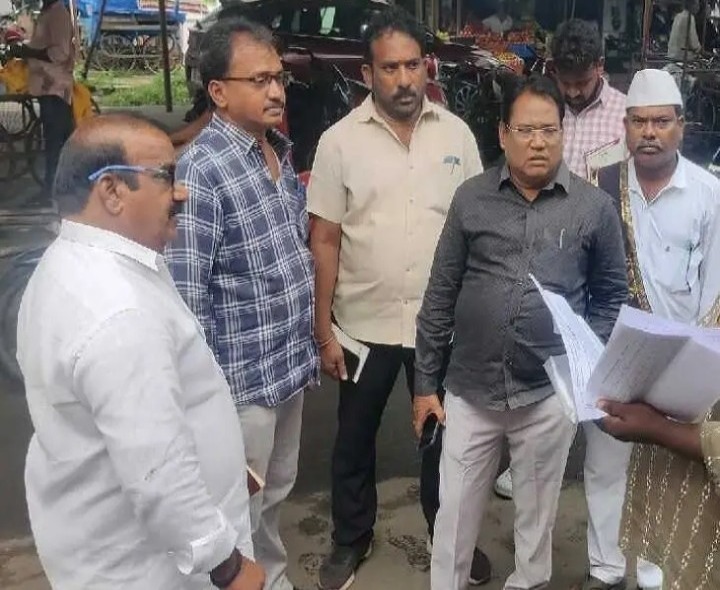 ‘లీజు బకాయిలు చెల్లించకపోతే షాపులకు తాళం’