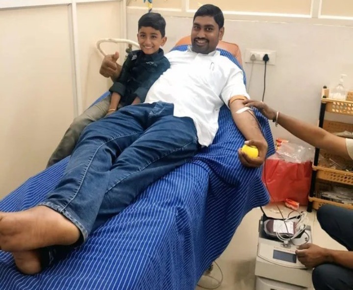 సేవాకార్యక్రమాలతో ఆదర్శంగా నిలిచిన వంశీ