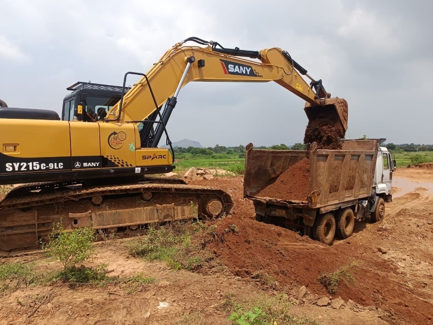 ఇష్టారాజ్యంగా అక్రమంగా మట్టి తరలింపు