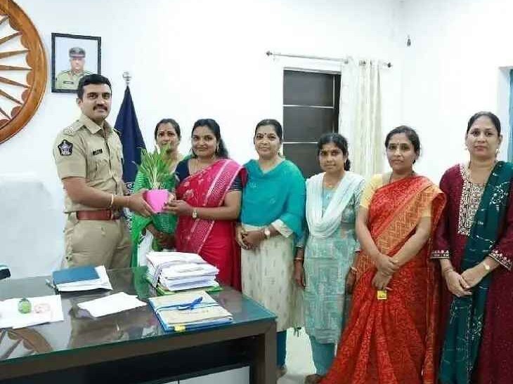 నూతన ఎస్పీని కలిసిన మహిళా పోలీసులు