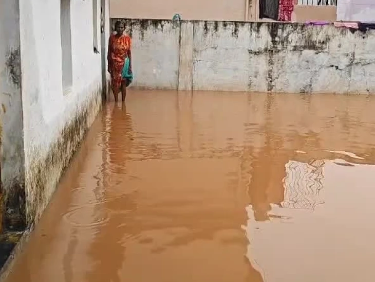 మహానందిలో ఇళ్లలోకి వర్షపు