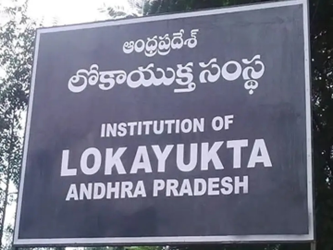 ‘ఫీజు బకాయి ఉన్నా ఒరిజినల్ సర్టిఫికెట్లు ఇవ్వాల్సిందే’