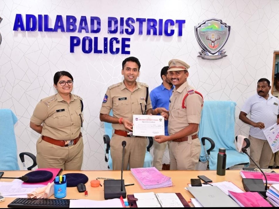 ఉత్తమ సీఐ అవార్డు అందుకున్న ప్రభాకర్