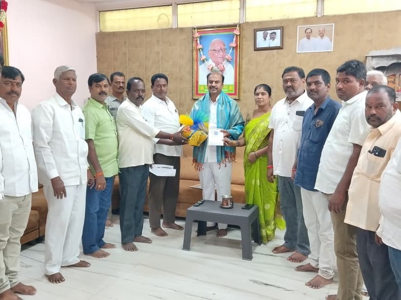 జమ్ములమ్మ అమ్మవారి నవరాత్రి ఉత్సవాలకు ఎమ్మెల్యేకు ఆహ్వానం
