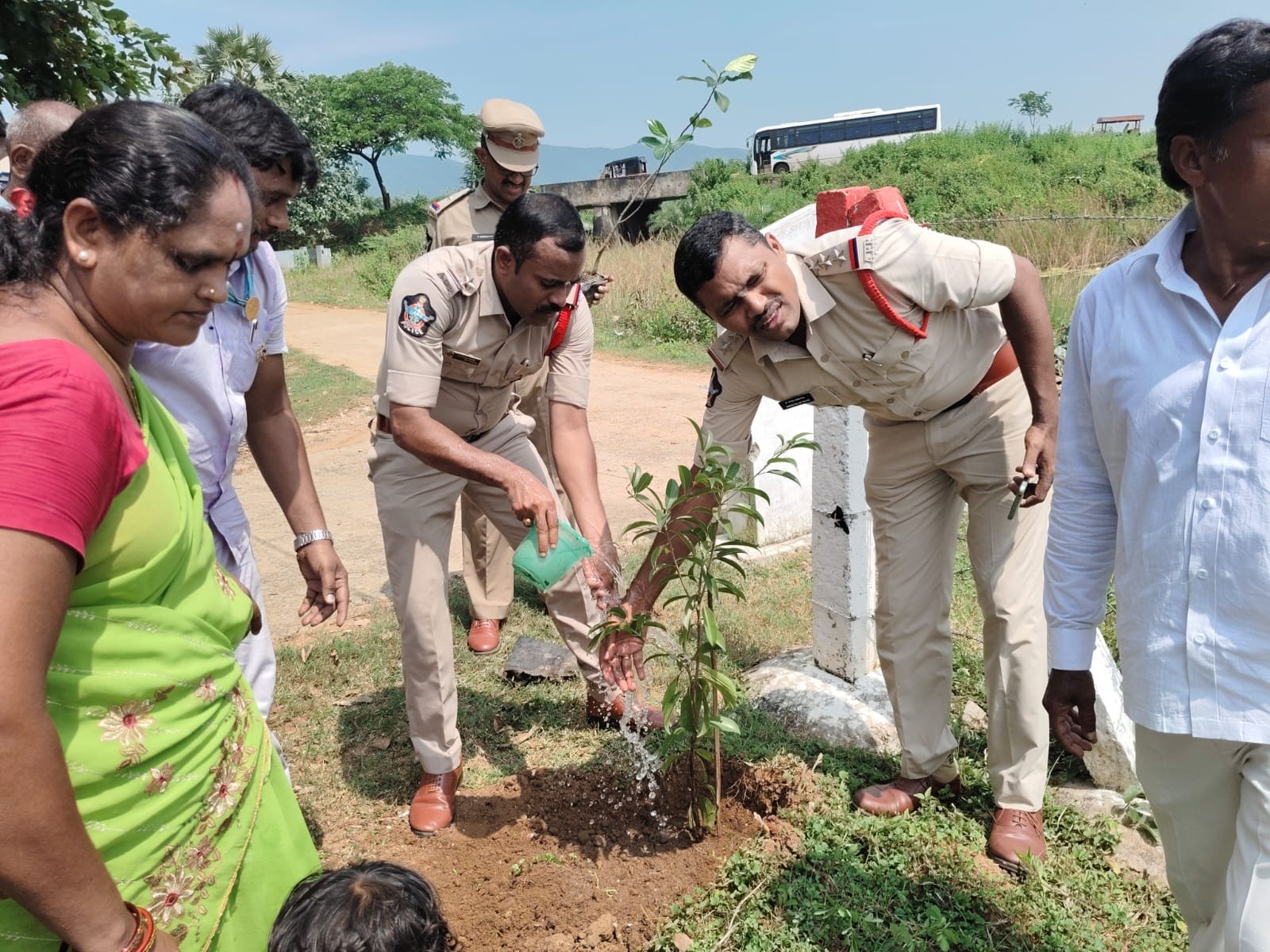 ప్రతి ఒక్కరూ మొక్కలు నాటాలి: సీఐ