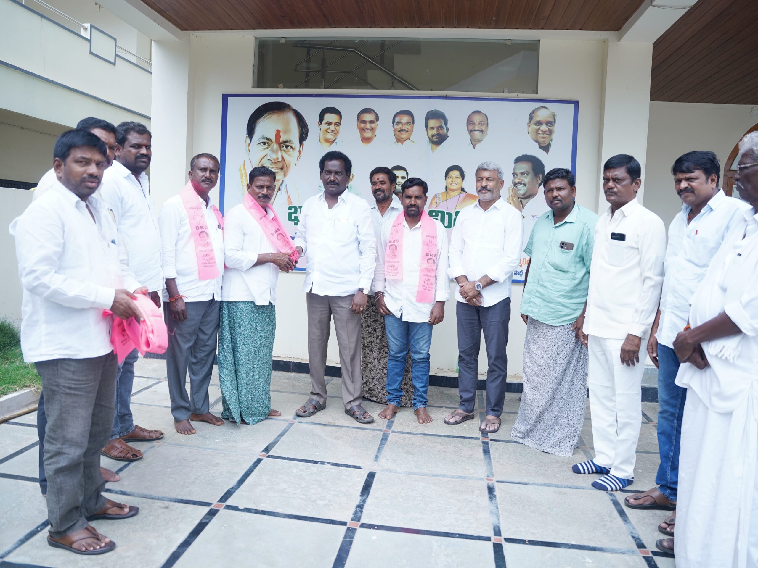 బీఆర్‌ఎస్‌లో చేరిన కాంగ్రెస్ నేతలు