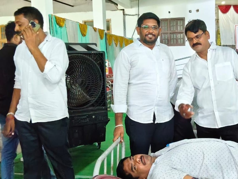 రక్తదానం చేసిన కాంగ్రెస్ నాయకులు