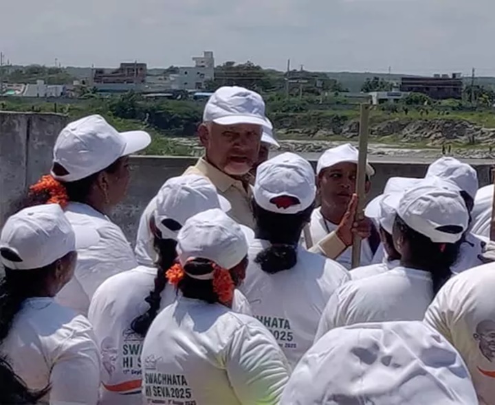 ‘స్వర్ణాంధ్ర-స్వచ్ఛాంధ్ర’ చెత్త ఊడ్చిన CM చంద్రబాబు