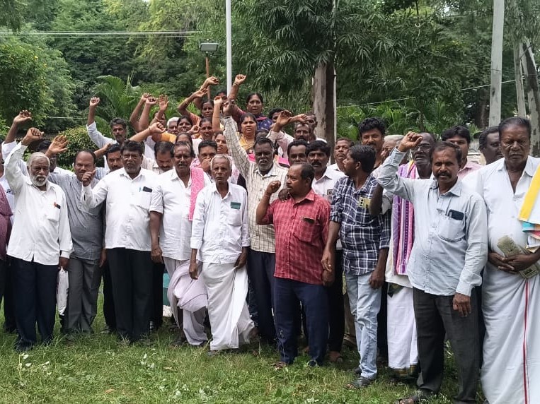 సబ్ కలెక్టర్ కార్యాలయం వద్ద వీఆర్ఏలు నిరసన