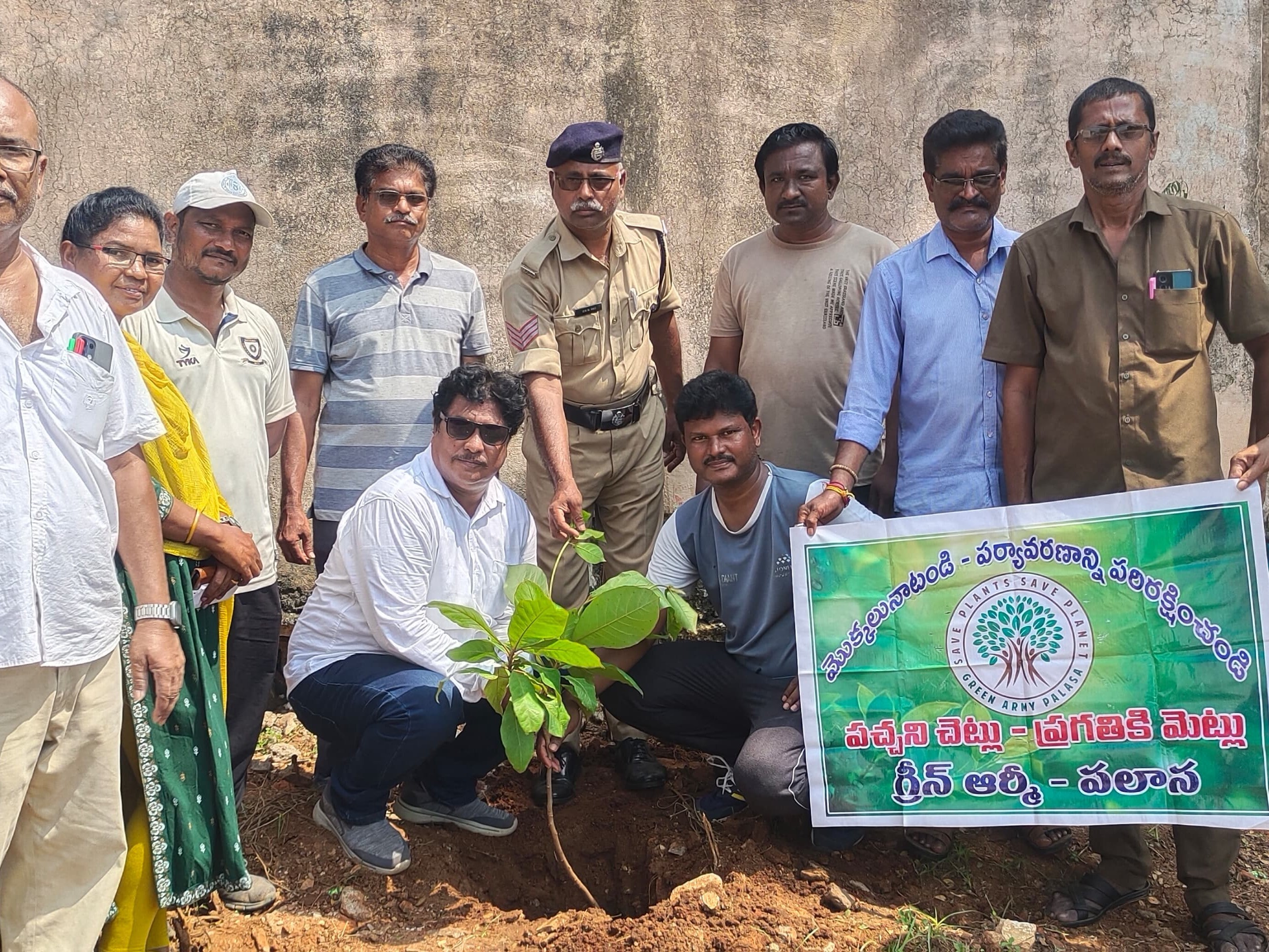 “స్వచ్ఛ ఆంధ్ర-స్వర్ణాంధ్ర”లో భాగంగా మొక్కలు నాటిన సిబ్బంది