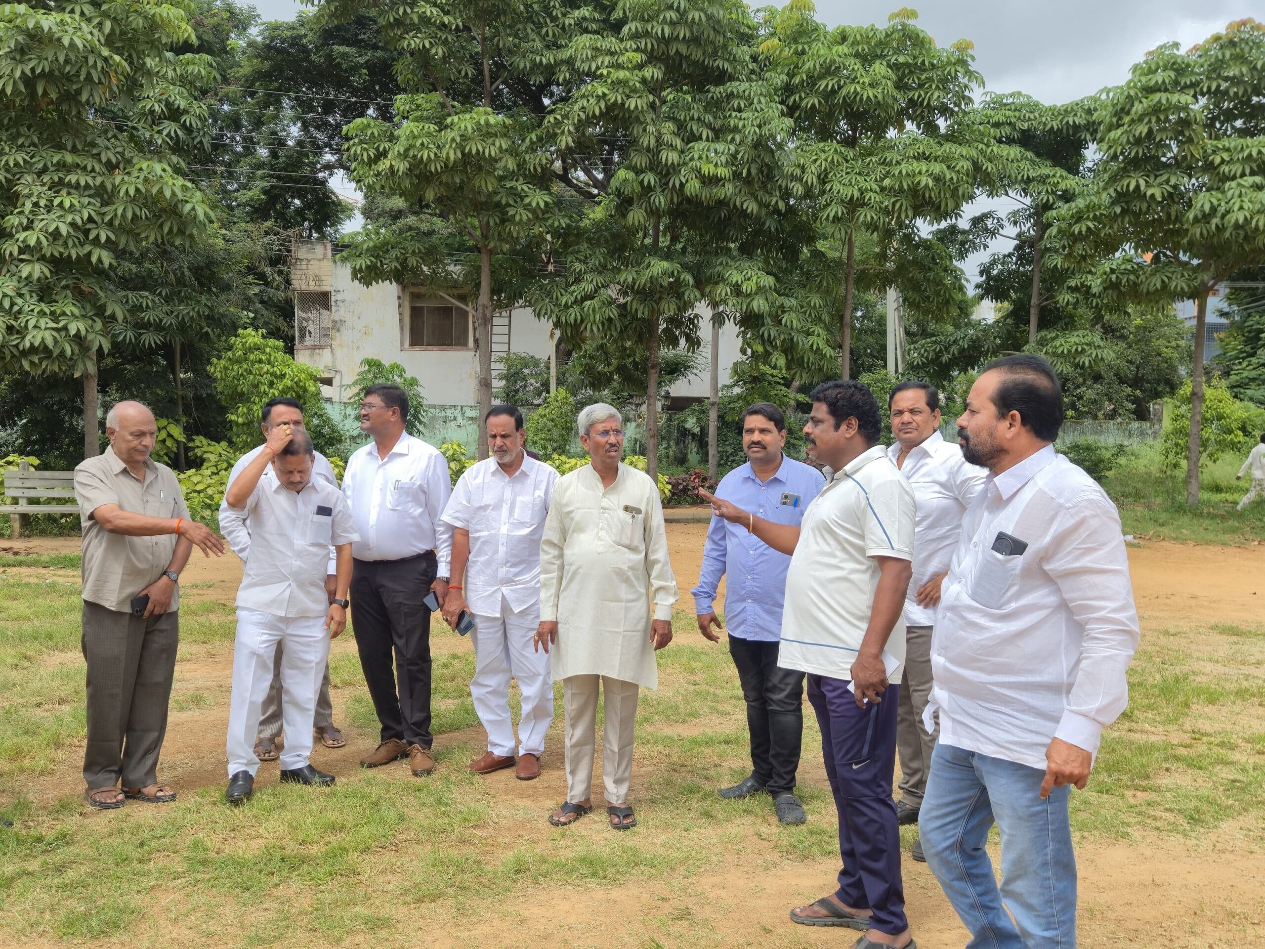 దసరా ఉత్సవ ఏర్పాట్లను పరిశీలించిన మాజీ మున్సిపల్ ఛైర్మన్