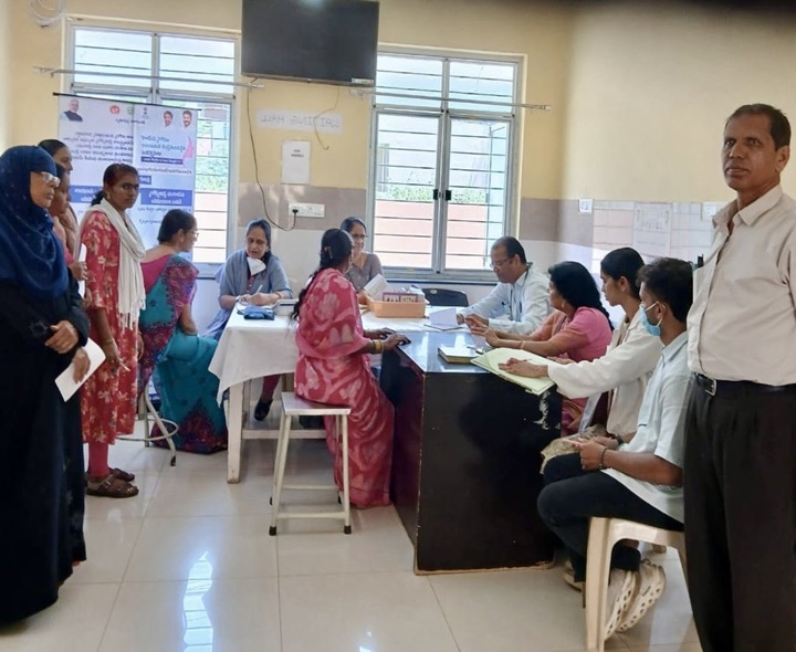 అల్వాల్ ఆరోగ్య కేంద్రంలో డాక్టర్ల తనిఖీలు