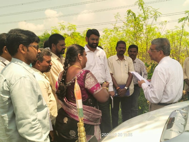 మునగ తోటను సందర్శించిన కలెక్టర్ జీతేష్