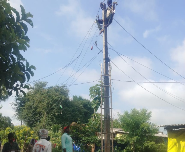 నిజాంపల్లిలో వీధిలైట్లు ఏర్పాటు