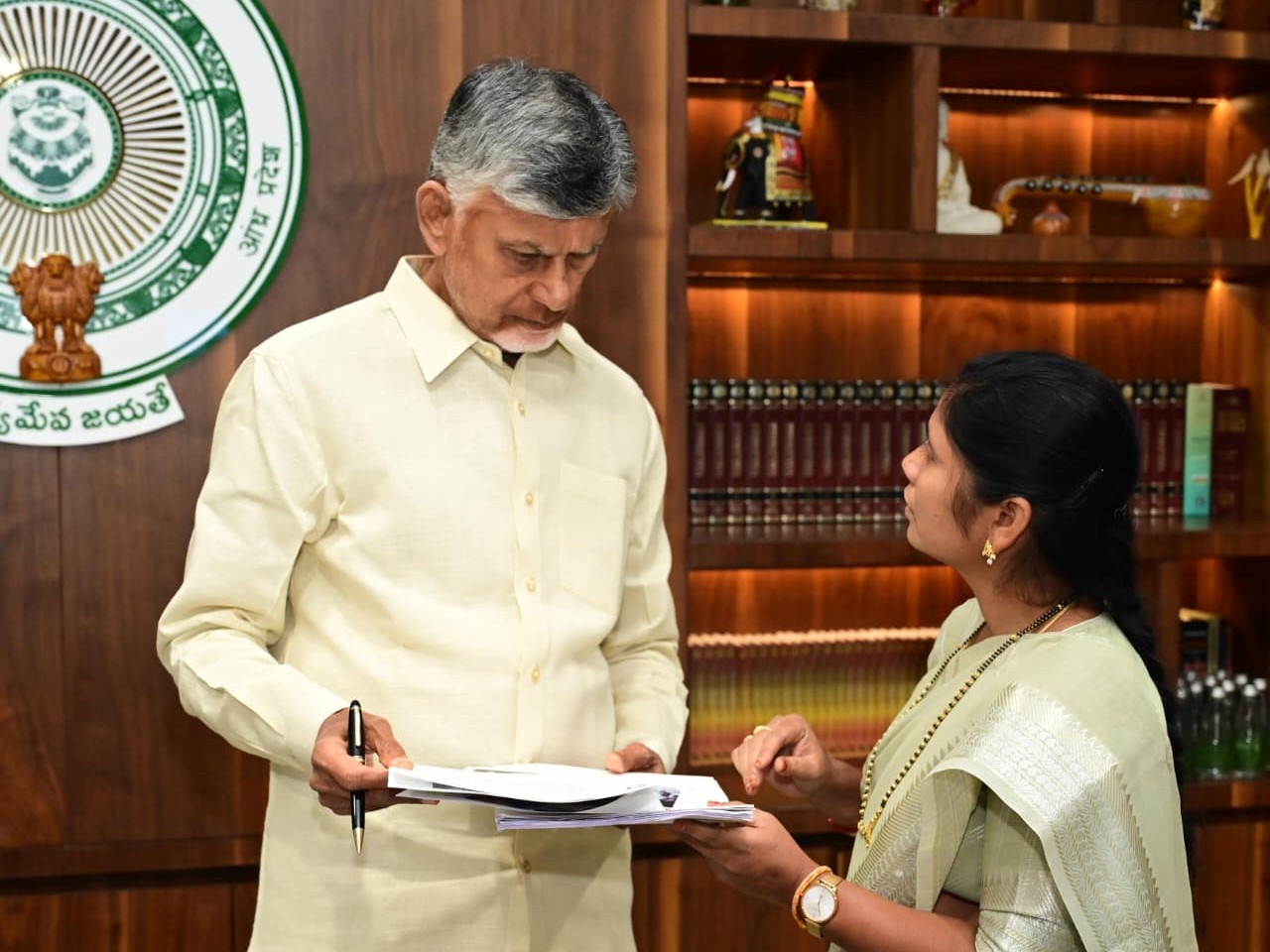 సీఎంను కలిసిన కురుపాం ఎమ్మెల్యే