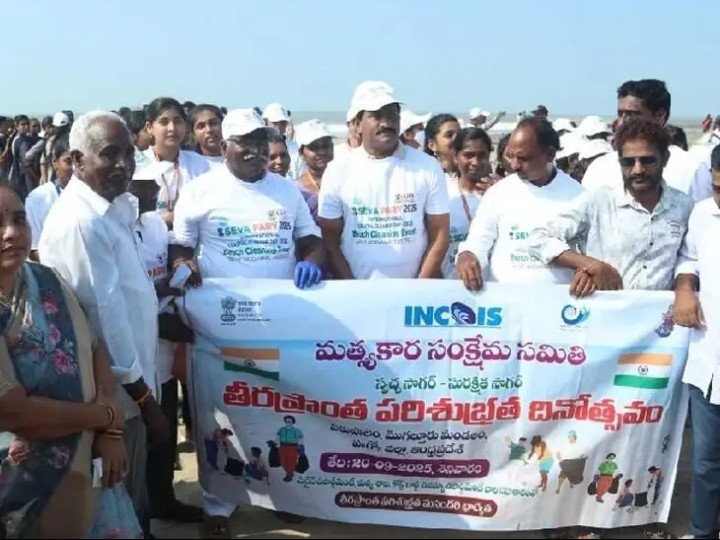 బీచ్ క్లీనింగ్ ప్రోగ్రాంలో పాల్గొన్న నాయకర్