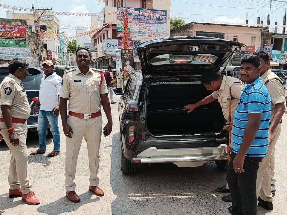 మార్కాపురంలో వాహన తనిఖీలు నిర్వహించిన పోలీసులు