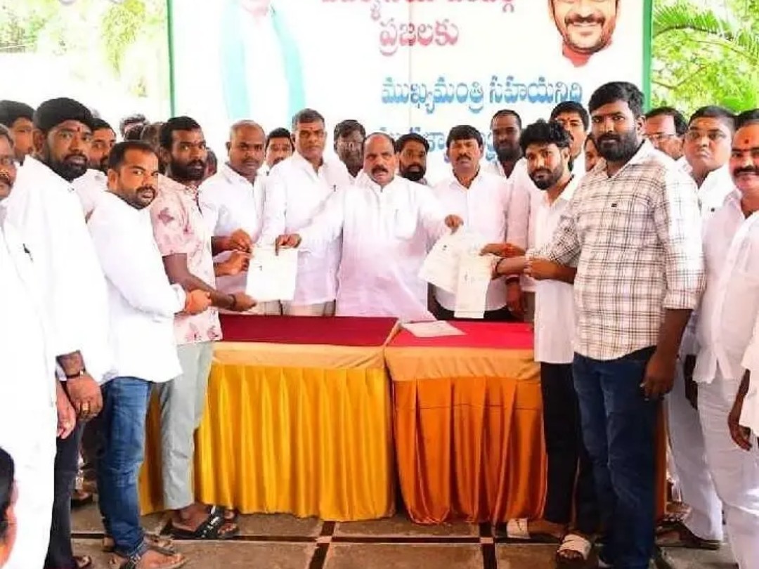 145 మందికి చెక్కులు అందించిన ఎమ్మెల్యే
