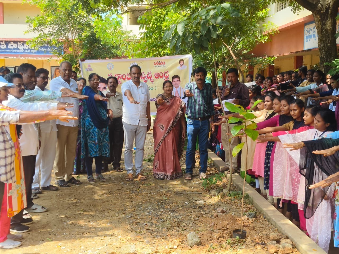 హైస్కూల్లో స్వర్ణాంధ్ర స్వచ్ఛ ఆంధ్ర కార్యక్రమం