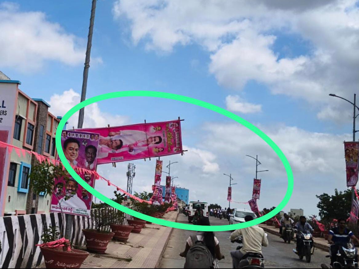 ఫ్లైఓవర్‌పై ప్రమాదకరంగా ఫ్లెక్సీలు