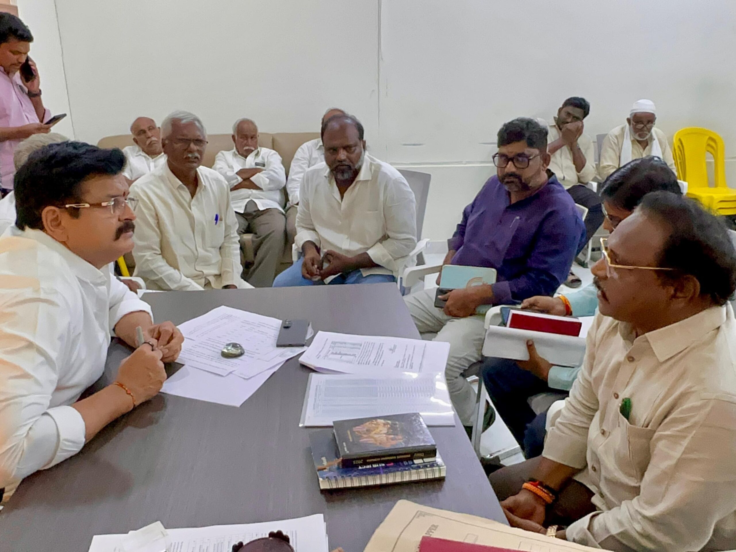 భూ సమస్యలపై దృష్టి పెట్టిన ఎమ్మెల్యే