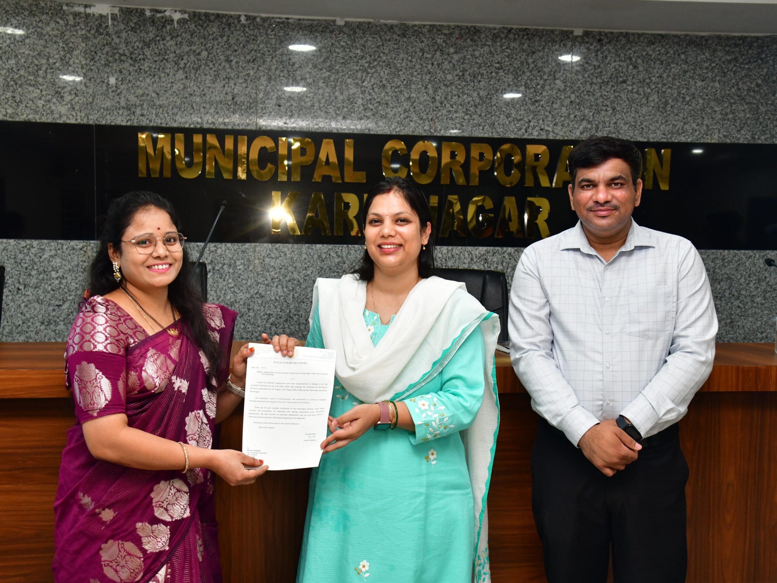 సైగల భాష నేర్చుకున్న వారికి సర్టిఫికెట్లు
