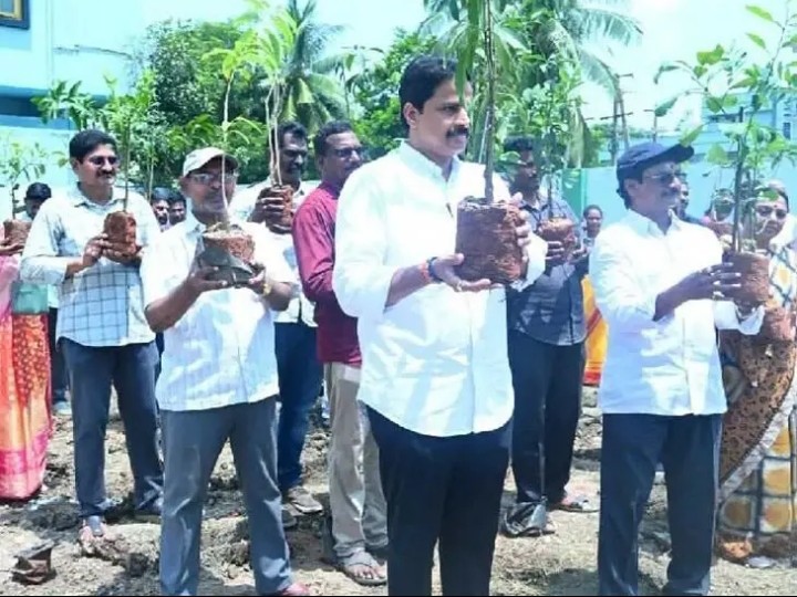 మొక్కలు నాటిన ఎమ్మెల్యే