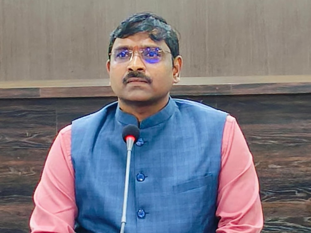 ప్రతి సచివాలయంలో ఒక పరిశ్రమను నెలకొల్పాలి: కలెక్టర్