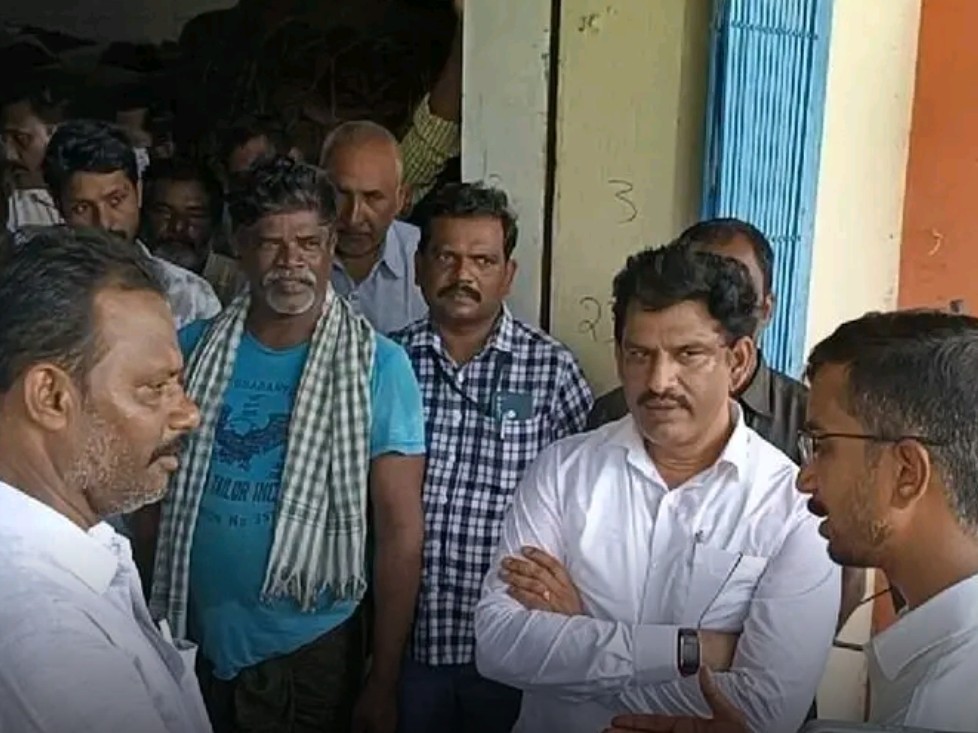 మార్కెట్ యార్డును పరిశీలించిన అధికారులు