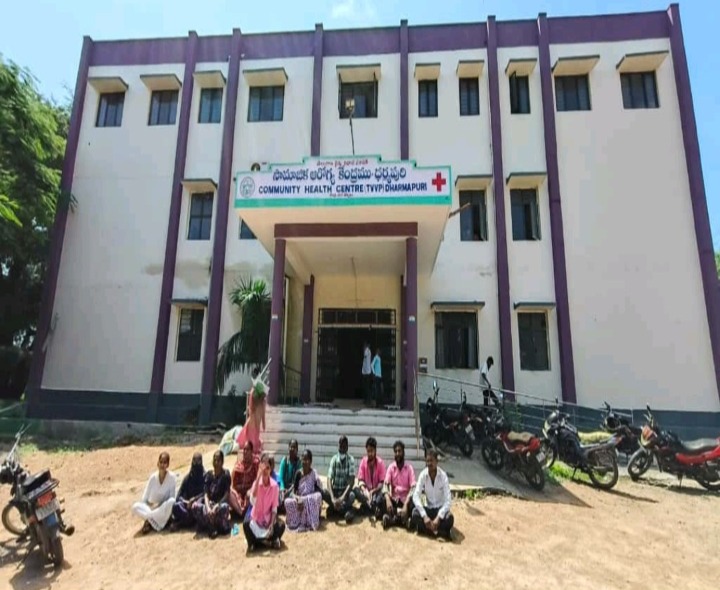 ప్రభుత్వ ఆసుపత్రి ఎదుట ఉద్యోగుల ఆందోళన